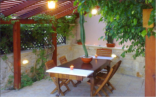Garten-Pergola und Esstisch