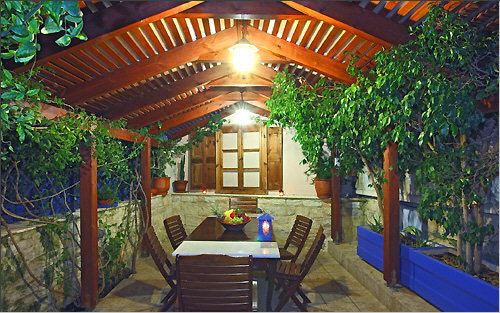 Garten-Pergola und Esstisch am Abend