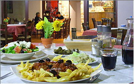 Kretische Kche: Tsousoukakia in der Taverna Vigla in Stavromenos